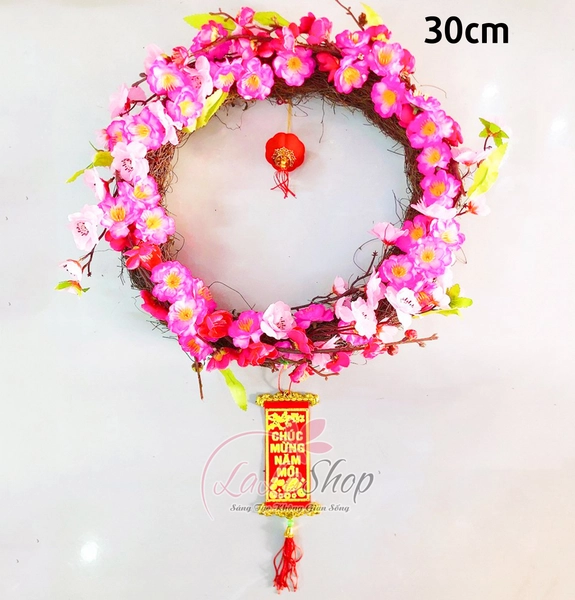 Vòng hoa trang trí tết đào hồng và đèn lồng đỏ