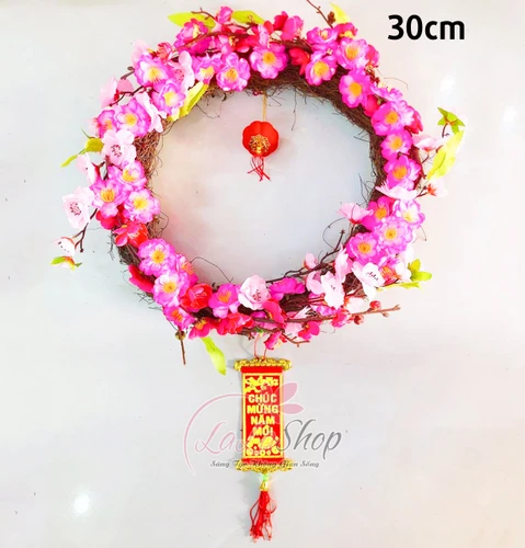 Vòng hoa trang trí tết đào hồng và đèn lồng đỏ