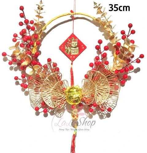 Vòng hoa trang trí tết đào đông và lá vàng