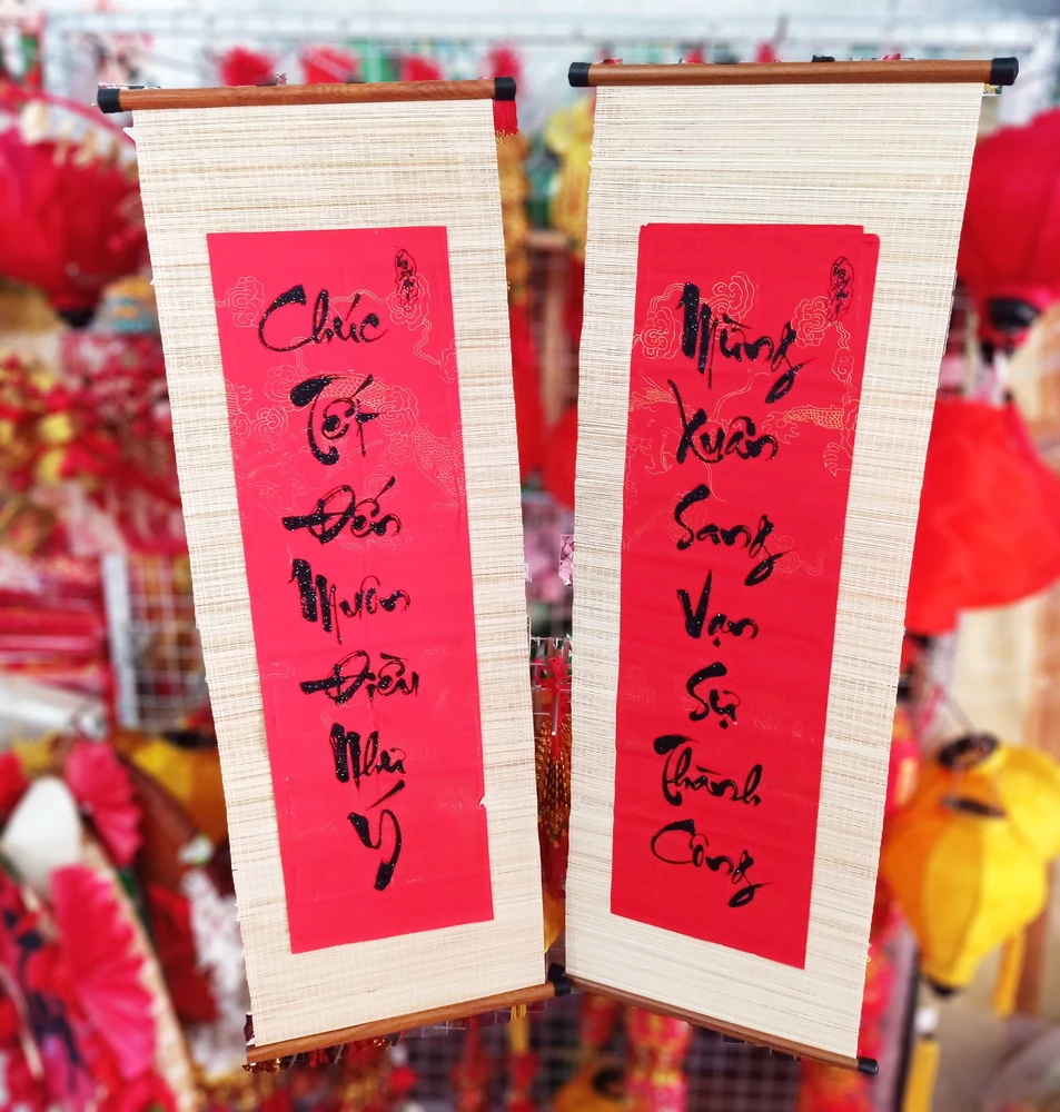 Cặp Liễn Mành Thư Pháp Lớn Chúc tết đến muôn điều như ý - Mừng xuân sang vạn sự thành công