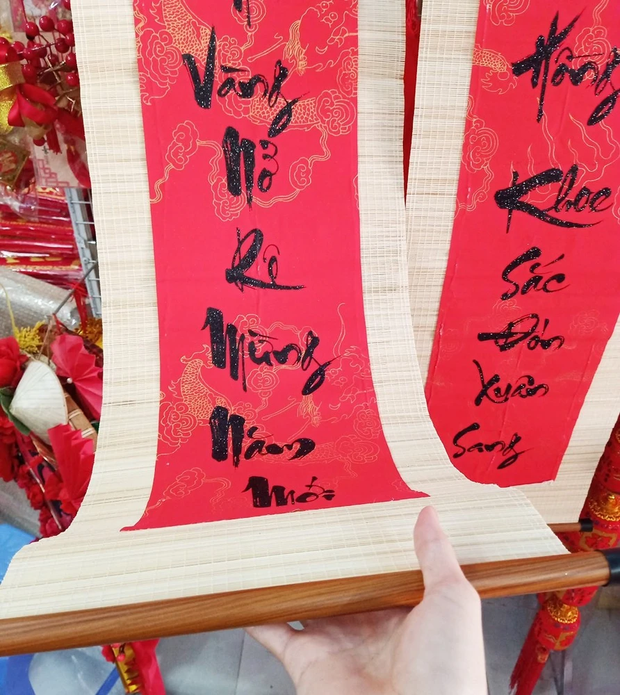 Cặp Liễn Mành Thư Pháp Lớn Mai vàng nở rộ mừng năm mới - Đào hồng khoe sắc đón xuân sang