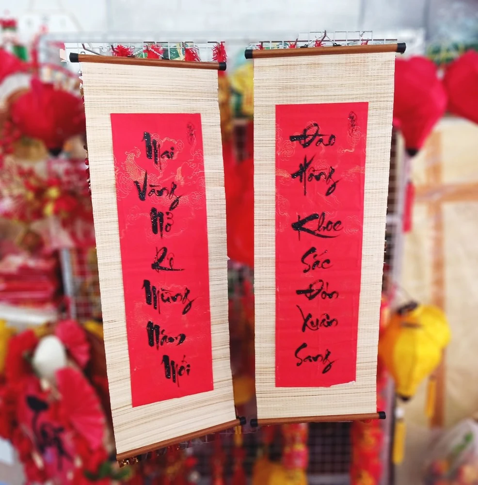 Cặp Liễn Mành Thư Pháp Lớn Mai vàng nở rộ mừng năm mới - Đào hồng khoe sắc đón xuân sang