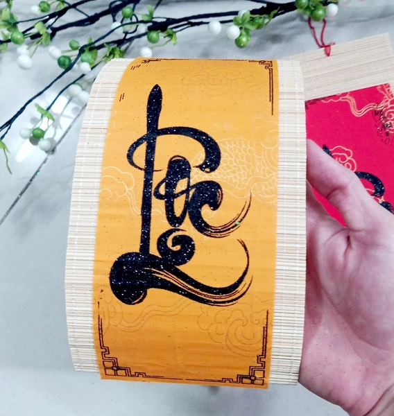 Liễn Mành Thư Pháp Chữ Lộc Đỏ Trang Trí Tết