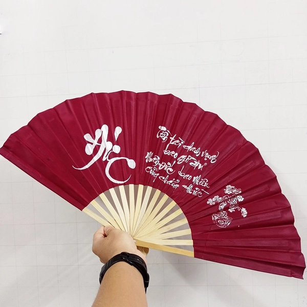 Quạt họa tiết chữ thư pháp trang trí tết