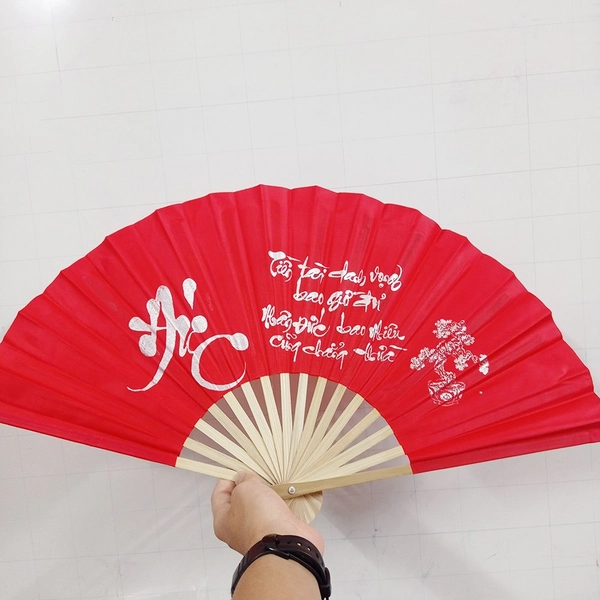 Quạt họa tiết chữ thư pháp trang trí tết