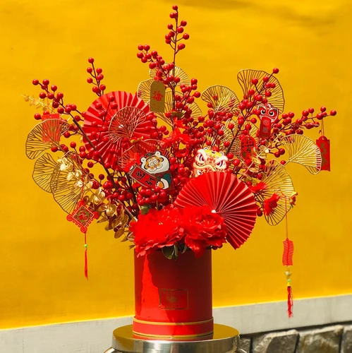 Chậu hoa đào đông và lộc treo trang trí tết