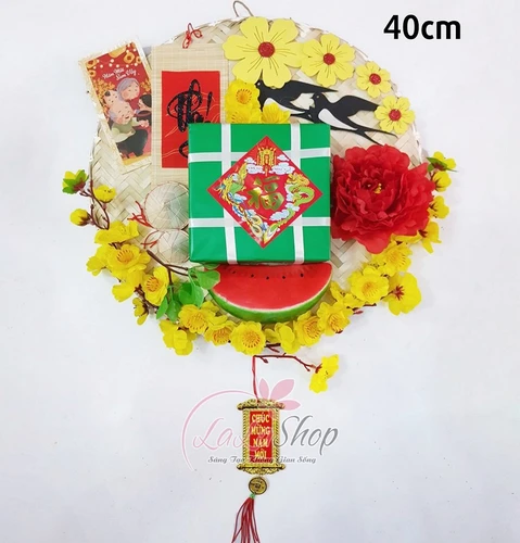 Mẹt mai vàng và bánh chưng xanh trang trí tết