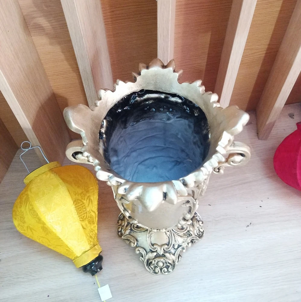 Bình hoa composite hoa văn cổ điển màu vàng đồng cao 35cm