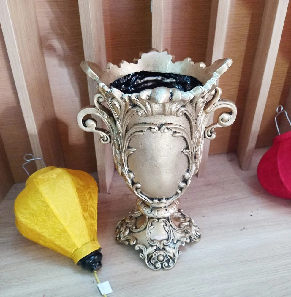 Bình hoa composite hoa văn cổ điển màu vàng đồng cao 35cm