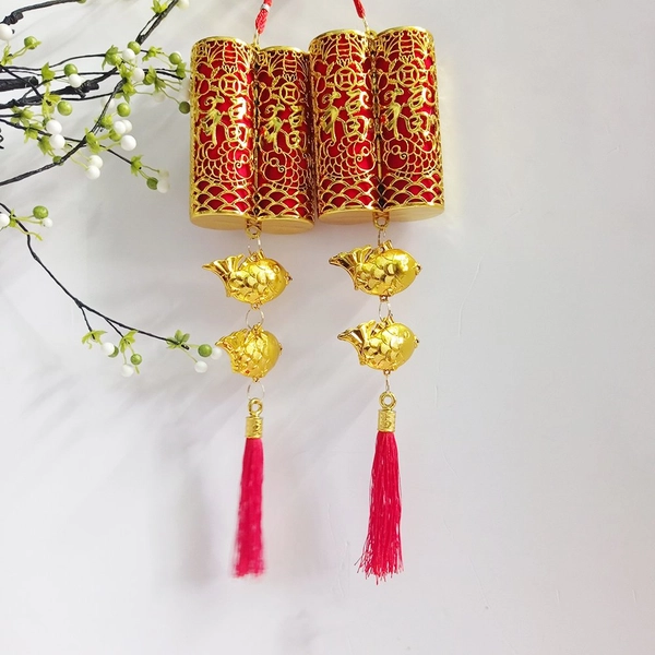 Dây lộc treo pháo đỏ và cá chép vàng