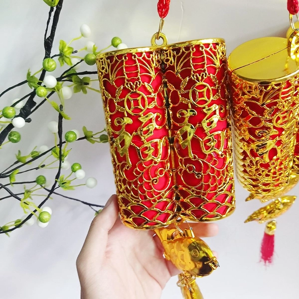 Dây lộc treo pháo đỏ và cá chép vàng