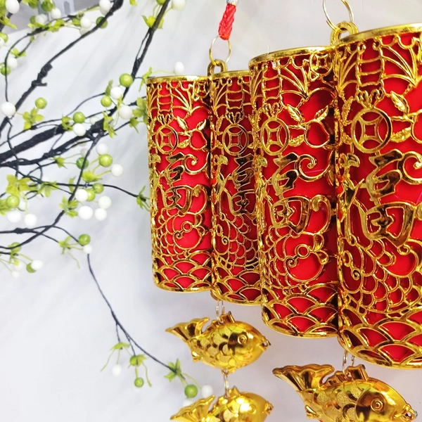 Dây lộc treo pháo đỏ và cá chép vàng