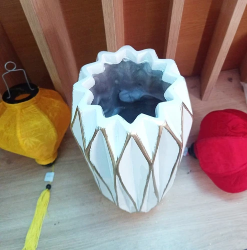 Bình hoa composite họa tiết sọc khối cổ điển màu trắng cao 36cm