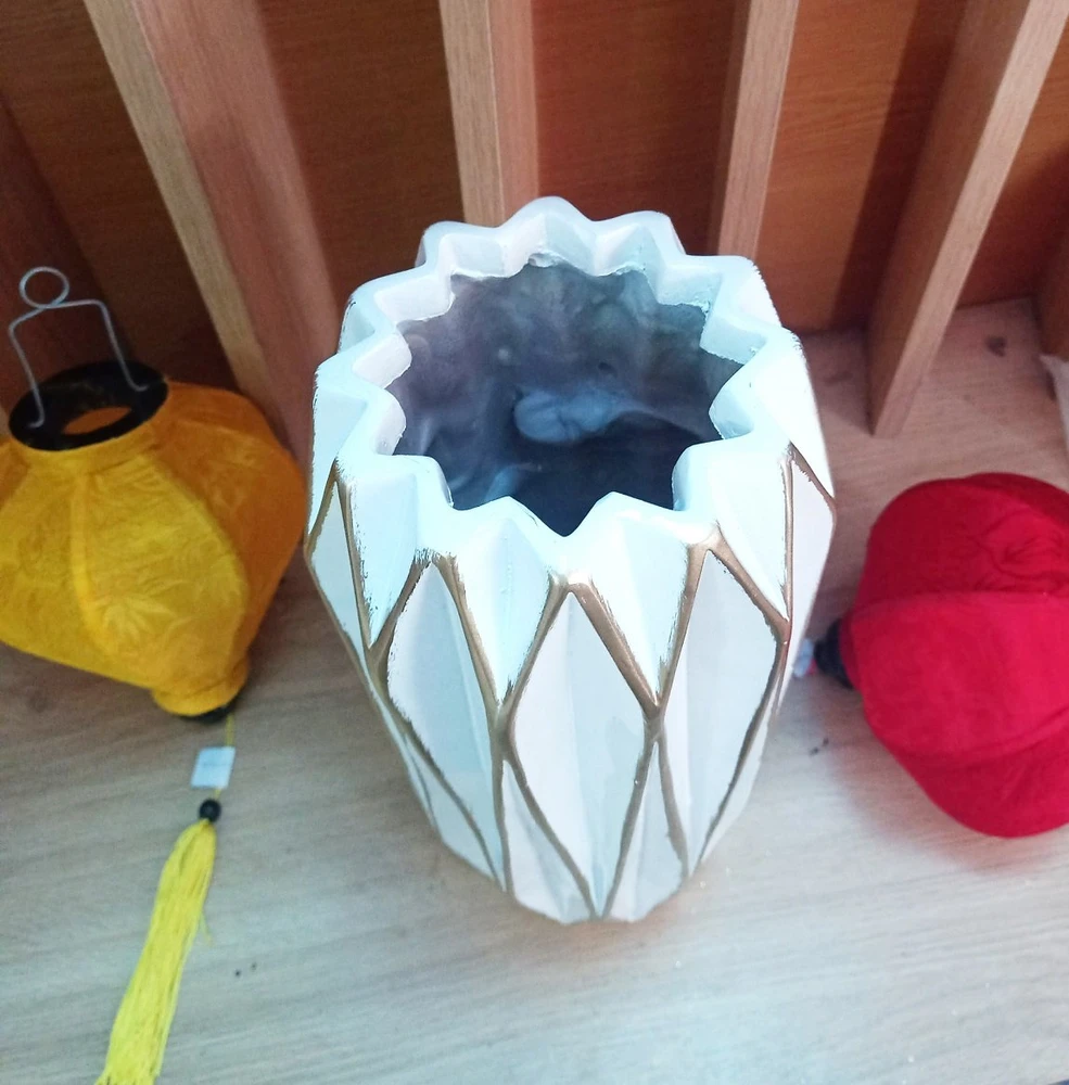 Bình hoa composite họa tiết sọc khối cổ điển màu trắng cao 36cm