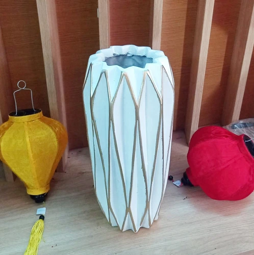 Bình hoa composite họa tiết sọc khối cổ điển màu trắng cao 36cm