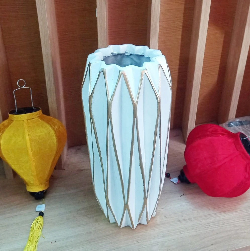 Bình hoa composite họa tiết sọc khối cổ điển màu trắng cao 36cm
