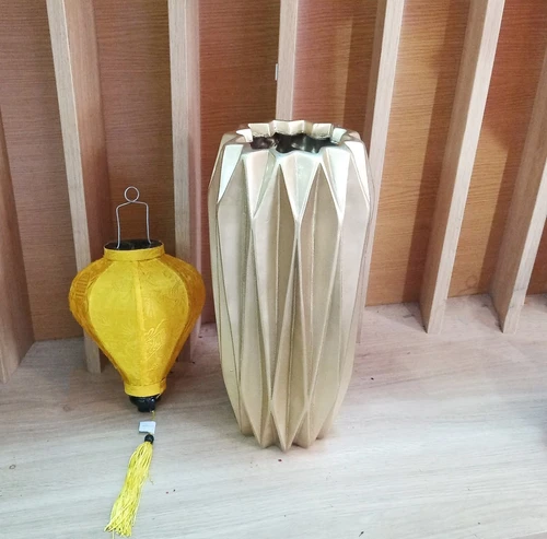 Bình hoa composite họa tiết sọc khối cổ điển màu vàng đồng cao 36cm