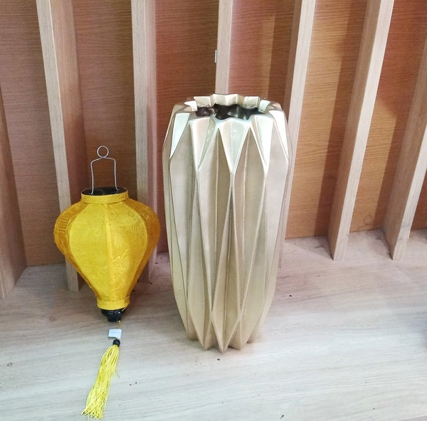 Bình hoa composite họa tiết sọc khối cổ điển nhiều màu cao 36cm