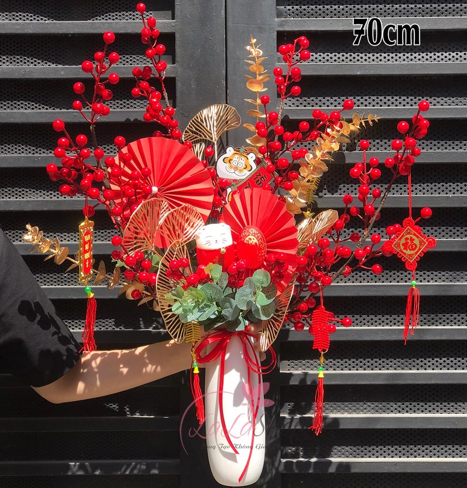 Chậu hoa đào đông đỏ và quạt đỏ trang trí tết