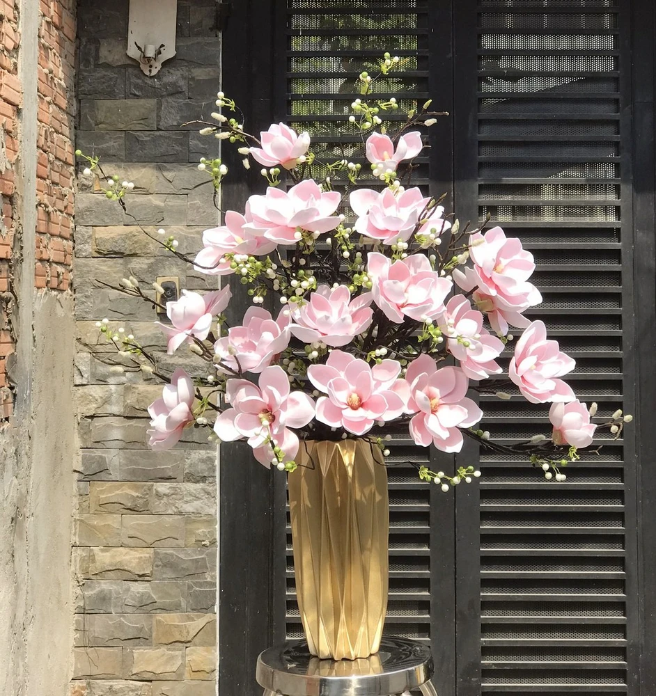 Bình hoa mộc lan hồng kèm cành nụ tầm xuân trang trí