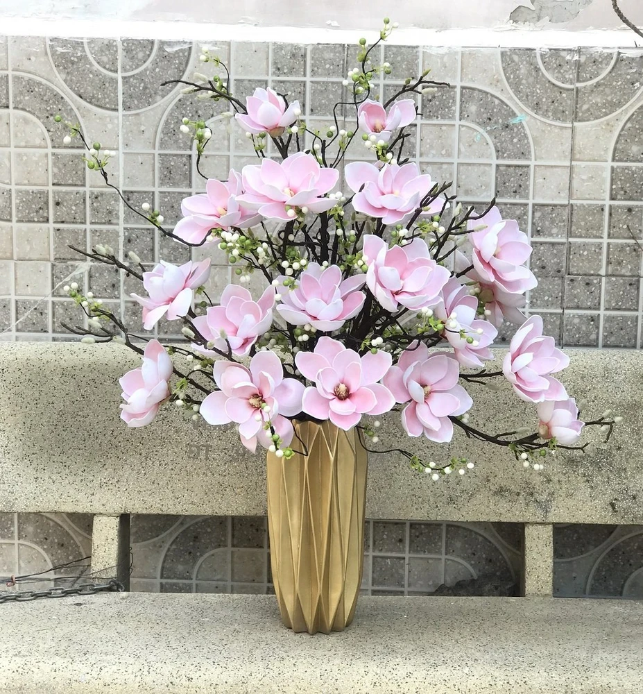 Bình hoa mộc lan hồng kèm cành nụ tầm xuân trang trí