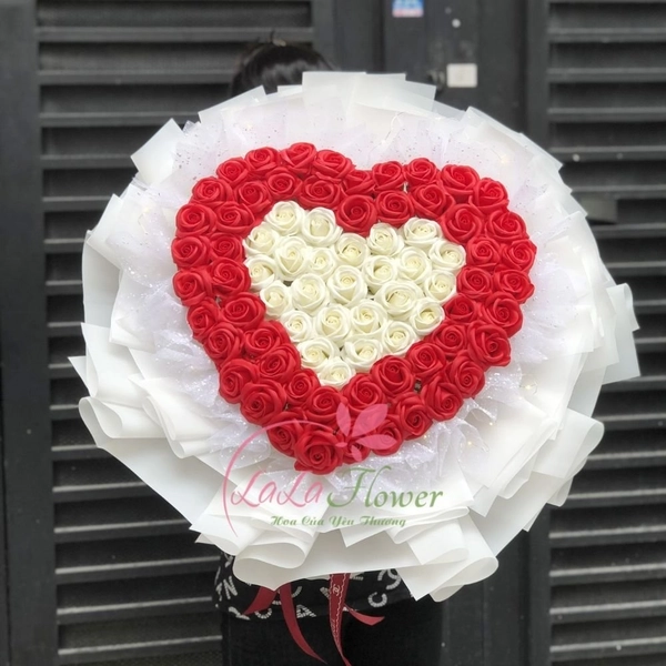 Bó hoa sáp thơm 4 lớp hình trái tim 76 bông