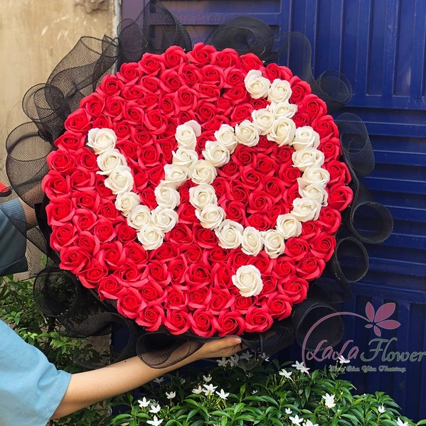 Bó 150 hoa hồng sáp thơm nhị sắc chữ Vợ