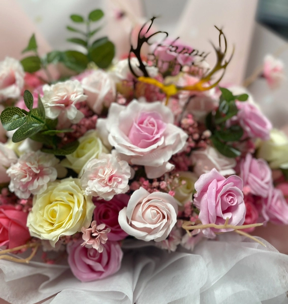 Bó hoa hồng sáp thơm với lá táo điểm yêu thương nhẹ nhàng