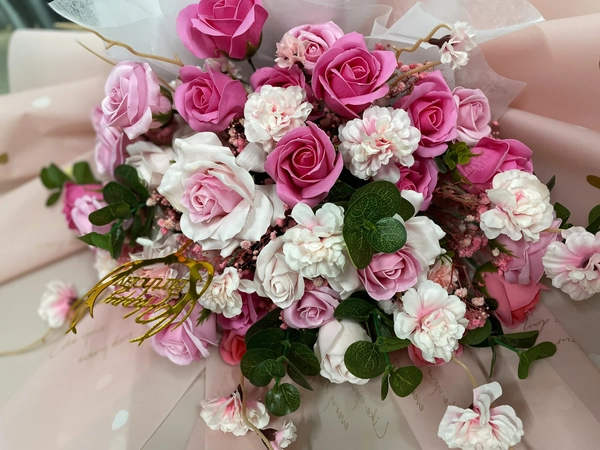 Bó hoa hồng sáp thơm với lá táo điểm yêu thương nhẹ nhàng