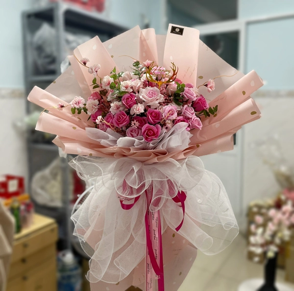 Bó hoa hồng sáp thơm với lá táo điểm yêu thương nhẹ nhàng