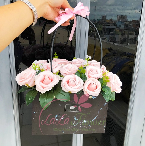 Giỏ hoa sáp sắc hồng nồng thắm