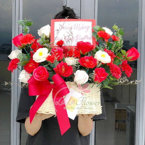 Giỏ hoa hồng sáp thơm để bàn sắc đỏ yêu thương 3