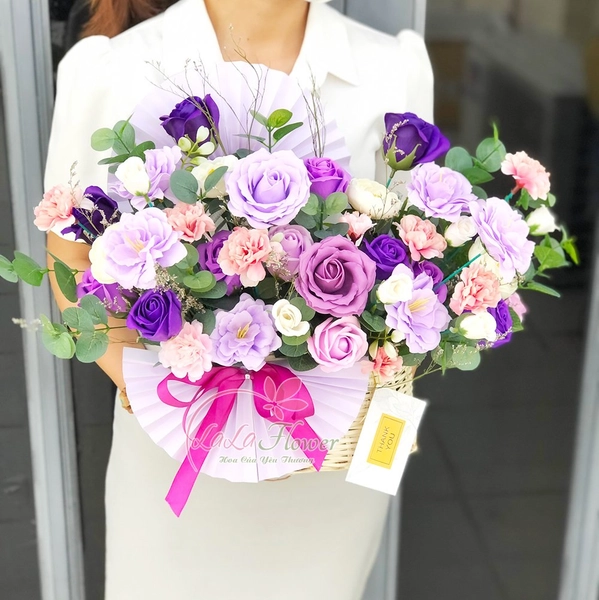 Giỏ hoa sáp thơm sắc tím lãng mạn