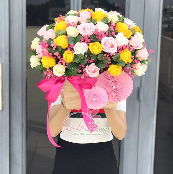 Lẵng hoa hồng sáp thơm để bàn màu vàng