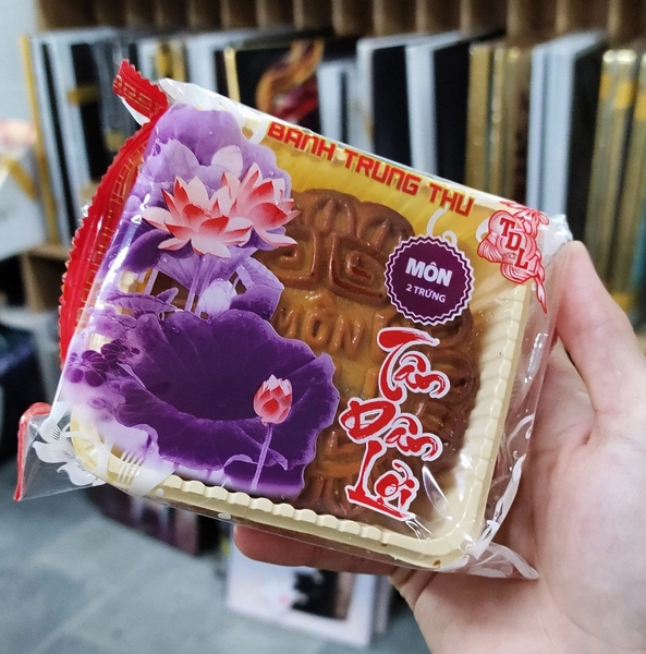 Bánh trung thu nhân khoai môn 2 trứng 200G Bánh Tân Dân Lợi