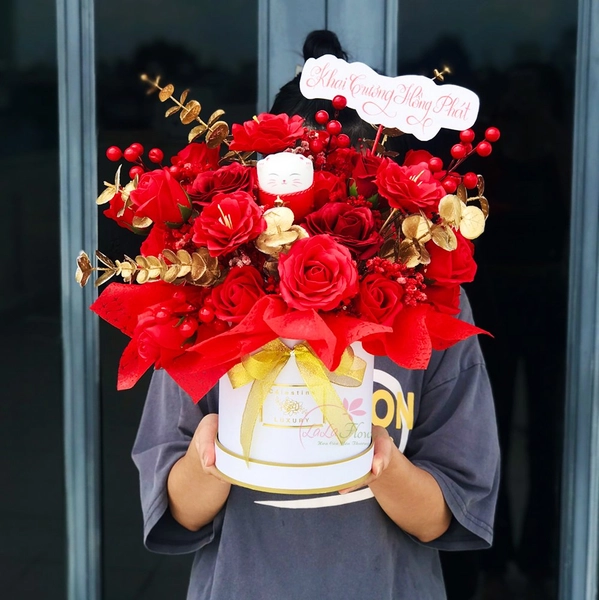 Hộp Hoa khai trương độc đáo kết hợp Mèo Thần Tài đem lại sự may mắn