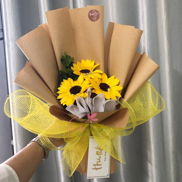 Bó hoa hướng dương 5 bông sáp quà tặng kỷ niệm - Giấy gói báo