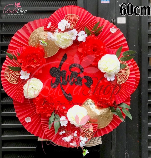 Mẹt xuân đỏ kèm hoa trắng và quạt trang trí tết