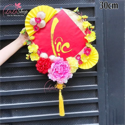 Mẹt trang trí tết chữ lộc vàng và hoa xuân