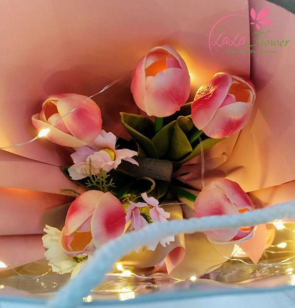 Túi Quà Tặng 5 Bông Hoa TuLip Giả Kèm Đèn Led Nhiều Màu