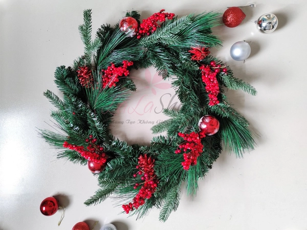 Vòng nguyệt quế lá thông khung kim loại kèm cành cherry đỏ