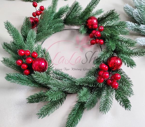 Vòng nguyệt quế quả châu cherry trang trí noel mẫu 2 kèm đèn LED