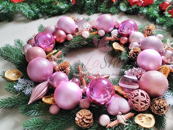 Vòng nguyệt quế 60cm trang trí noel quả thông châu hồng treo cửa kèm đèn led
