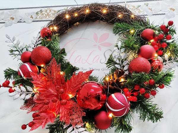 Vòng nguyệt quế 45cm trang trí noel quả châu hoa trạng nguyên sắc đỏ kèm đèn led