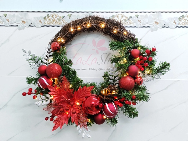Vòng nguyệt quế 45cm trang trí noel quả châu hoa trạng nguyên sắc đỏ kèm đèn led