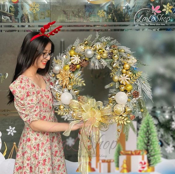 Vòng Nguyệt Quế 55cm Trang Trí Noel Quả Châu Và Nơ Vàng kèm đèn led