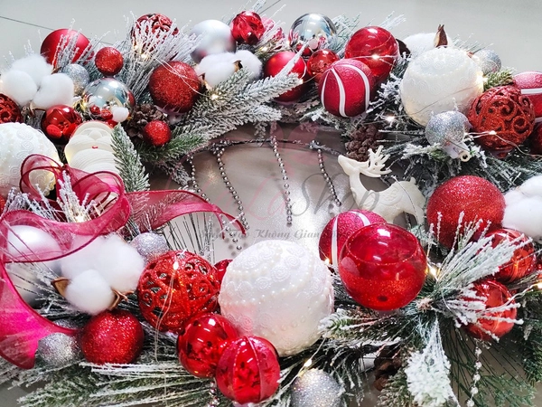 Vòng nguyệt quế 65cm trang trí noel quả sắc màu kèm đèn led