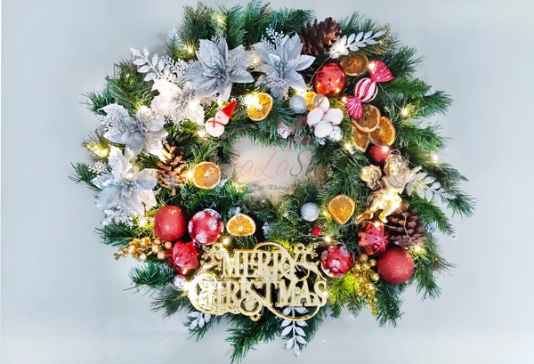 Vòng nguyệt quế 70cm trang trí noel quả châu hoa trạng nguyên rực rỡ cửa kèm đèn led