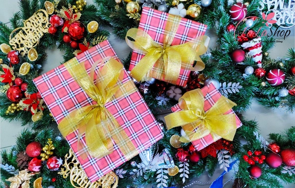 Set 3 hộp quà tặng giấy sọc caro kèm nơ vàng