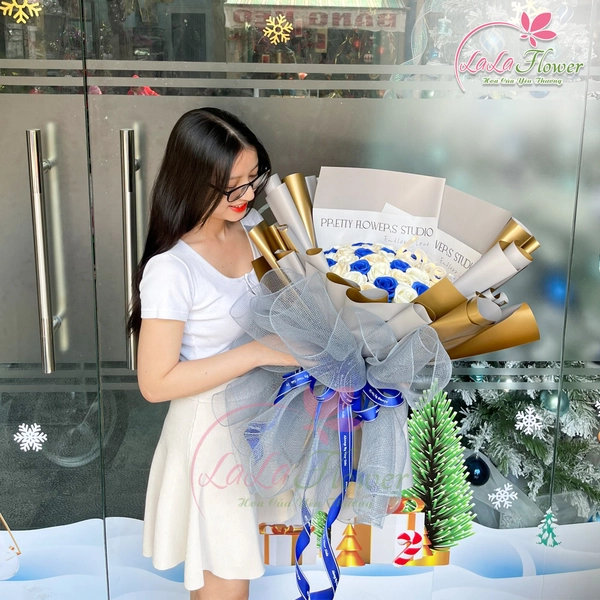 Bó 38 hoa hồng sáp thơm sắc xanh ngọt ngào kèm đèn led chữ love